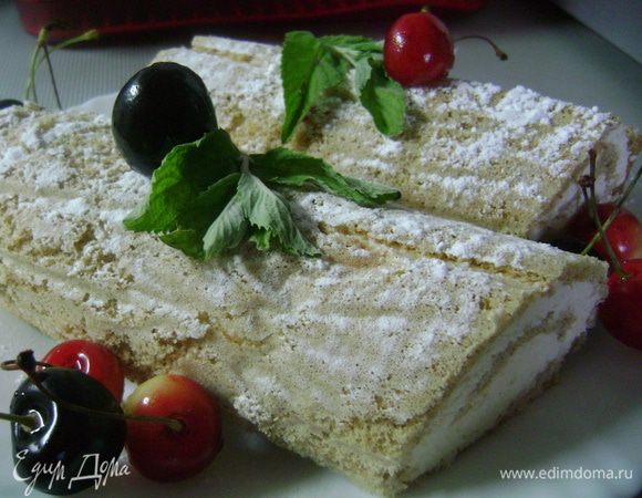 Затем рулет разрезать по диагонали, аккуратно срезать края и посыпать сахарной пудрой. Если есть время и желание, приготовьте глазурь, лучше шоколадную...ммм! приятного вам аппетита!