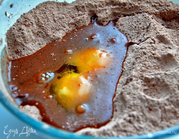 Добавить яйца, молоко и растительное масло.