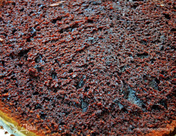 Выпекать в заранее разогретой до 170С духовке около 30-40 минут. Готовность проверять деревянной шпажкой. Она должна быть сухой. Дать остыть бисквиту в форме около 40 минут. Затем снять кольцо разъемной формы и отправить бисквит в морозилку минут на 40. После морозилки бисквит идеально режется на два коржа или 3 очень тонких. За такой секрет приготовления бисквита спасибо Заремушке. 