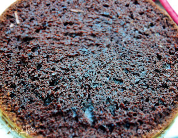 Приготовить бисквит. Разрезать его на три очень тонких коржа.