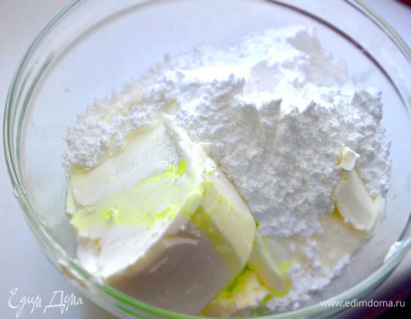 Взбить творожный крем с сахарной пудрой и мятным сиропом до однородной консистенции.