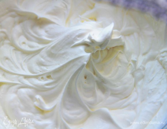 Сливки взбить. 