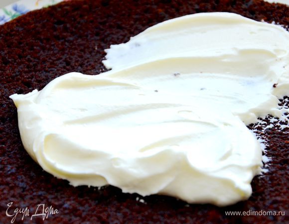 Смазать первый корж бисквита кремом.