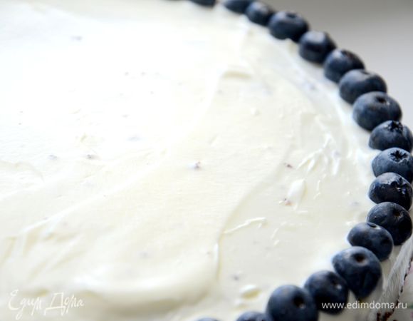 Накрыть третьим коржом, смазать кремом и украсить ягодой торт.