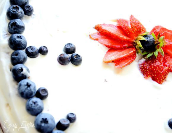 Смазать оставшимся кремом бока торта. Поставить в холодильник торт на пару часов.