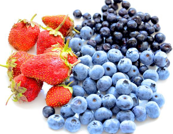 Ягоды: клубнику, чернику и голубику вымыть и обсушить.