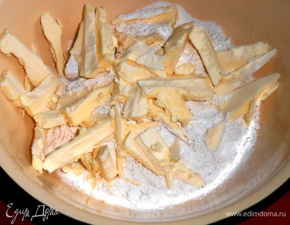 Вместо маргарина у меня было в морозилке масло - его надо порубить ножом с мукой в замороженном виде. Я добавили к маслу щепотку соли, но если маргарин, то не надо соль!