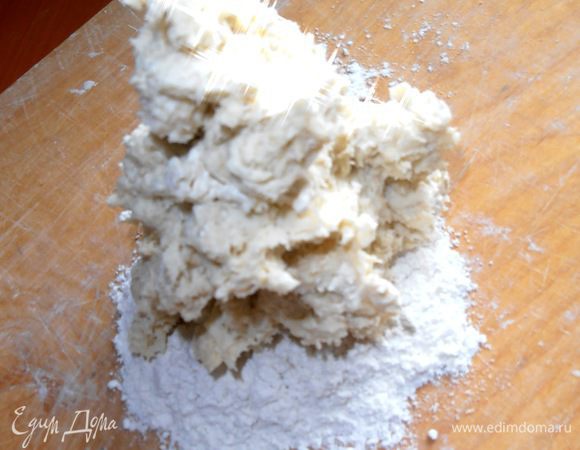 Затем выкладываем его на доску с мукой.