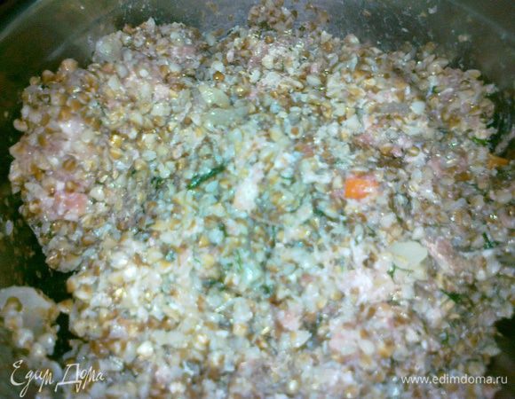 сначала мелко порезать лук и натереть морковь и обжарить слегка на подсол.масле,остудить.Взять фарш,добавить запаренную кипятком гречку,зажарку,желтки и хорошо перемешать,посолить,поперчить, можно добавить мелко порубленный укроп