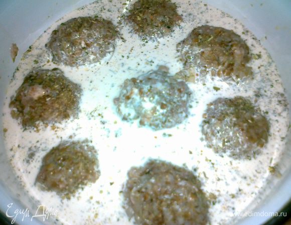 сформировать тефтельки,уложить в форму,посыпать сверху хмели-сунели и кориандр по вкусу,сделать соус смешать сливки с томатным соусом,посолить по вкусу соус и залить им наши тефтели,поставить в духовку на 30-40 мин при т.250