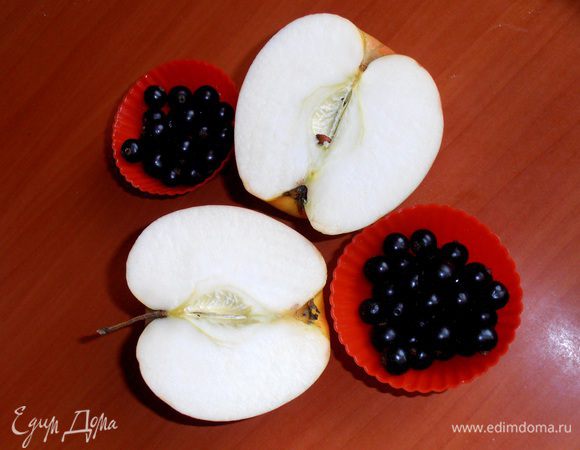 Готовим яблочную начинку:яблоко очищаем от кожицы...