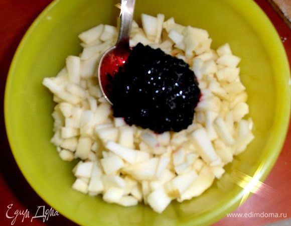 Можно оставить так,а потом в каждый пирожок сверху присыпать яблочки сахаром,корицей,но я решила добавить для контраста тёртую с сахаром смородину! 