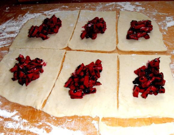 На каждый кладём начинку (1 ст.л.)