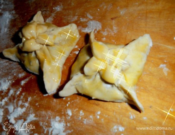 Смазываем взбитым вилкой желтком.