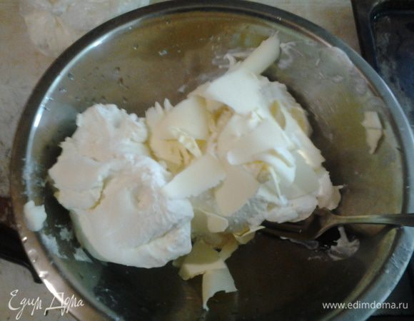 Творог смешать с размягченным маслом.
