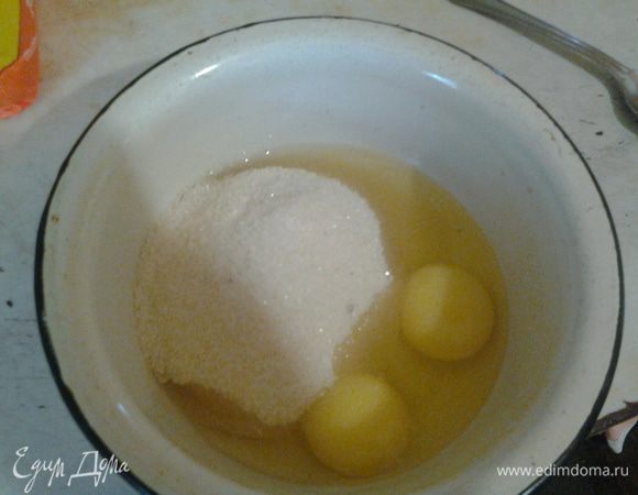 Яйца взбить с сахаром.
