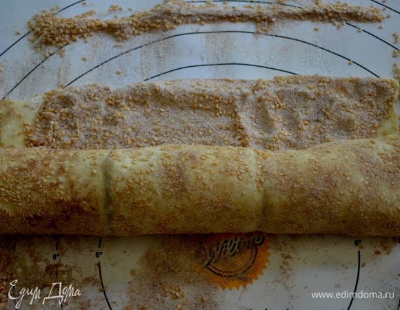 Затем поверх наше слоеное тесто раскатать чтоб смесь пристала к тесту,поверх выложить другие 1/2 стак.смеси. И скатать в рулет. Завернуть в пленку пищевую.