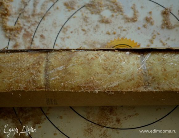 Если у вас есть картонный рулон от бумажного полотенца положите в него рулет. Чтобы была форма. Положить в морозильник на 30 мин.