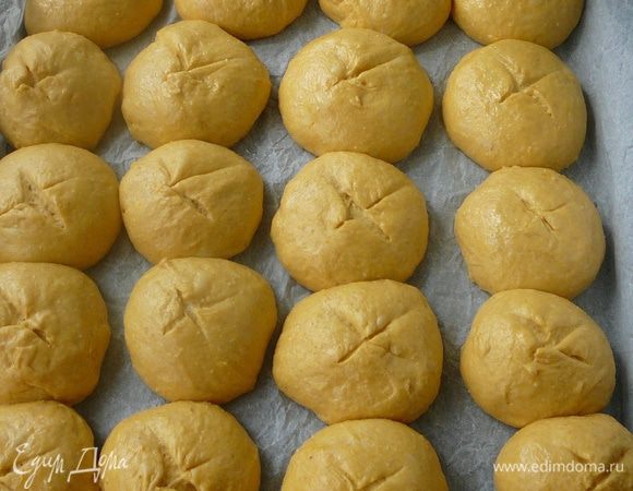 Через 15-20 минут, когда булки подойдут, сделать на них крестообразные надрезы...