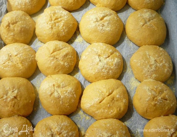  и посыпать кукурузной мукой.