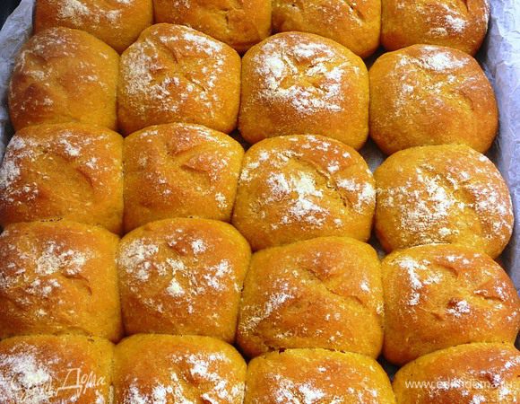 Духовку предварительно разогреть до 220 градусов. Открыть духовку, обрызгать стенки водой и быстро посадить булки. Дверцу закрыть и выпекать 20-30 минут до тех пор, пока булки не станут золотистыми...