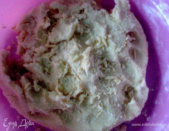 Тесто не должно липнуть к рукам. Если что, добавляем немного муки.