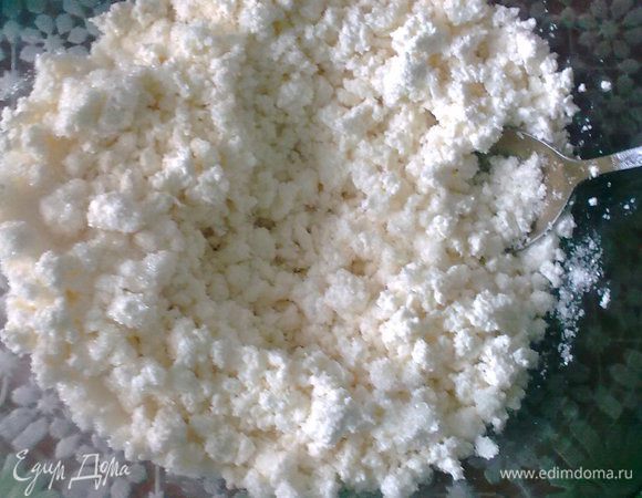 В творог добавляем сахар.