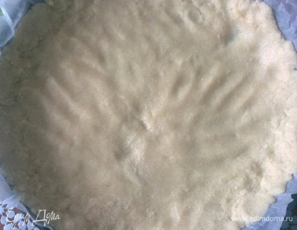 В форму,застеленную бумагой, выкладываем большую часть теста, делая бортики у пирога.