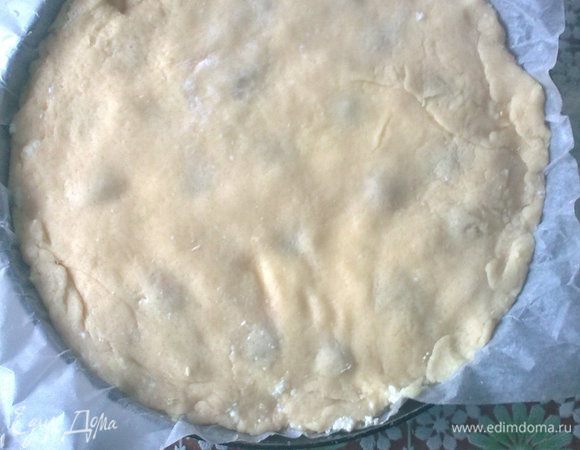 Оставшееся тесто раскатываем в лепешку и закрываем пирог, защипывая края.