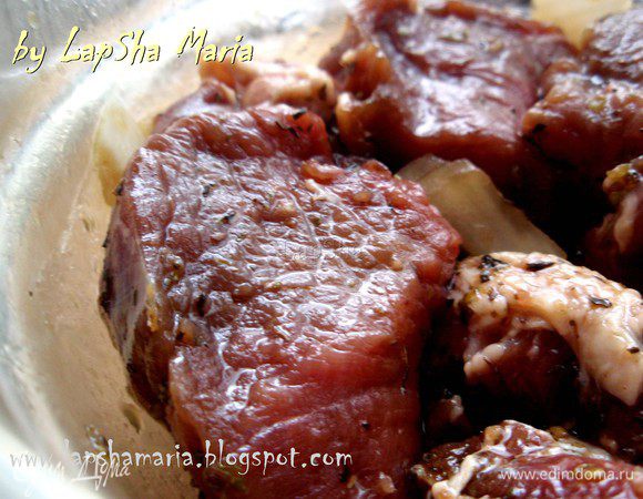 Самое удачная часть говядины для стейка это конечно же вырезка. Но она довольно дороговата. её можно заменить на тонкий край или тонкий филей. Надо снять мясо с кости и нарезать на порционные не тонкие куски. Маринуем их хотя бы часок в соевом соусе, оливковом масле и травах. 