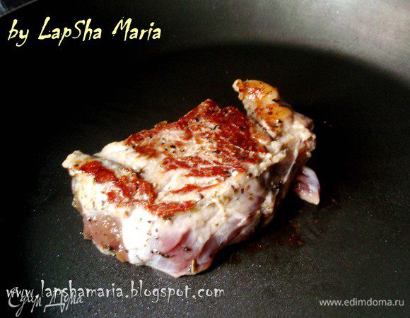 Кусочки мяса выкладываем на хорошо разогретую сковород. Обжариваем с каждой стороны по пол минуты, чтобы схватилась корочка. Затем уменьшаем огонь до чуть выше маленького и обжариваем, периодически переворачивая до готовности. 