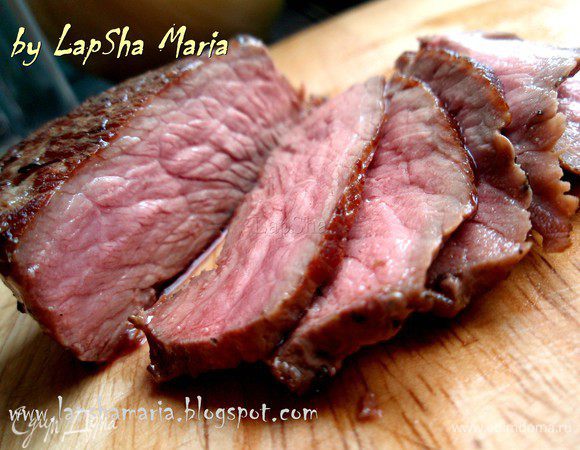 Я не пишу время обжарки, потому что каждый любит свою степень. Я к примеру предпочитаю medium rare. Довольно толстый кусок я обжариваю примерно 10 минут. Я уже как то писала, как я проверяю готовность: нажав на него подушечкой пальца. Если мягкость мяса на ощупь как губа - с кровью (RARE), если как кончик носа - слабой прожарки (MEDIUM RARE), если как лоб - прожарено(WELL DONE). Когда вы посчитали, что мясо готово, обязательно переложите его на тарелку, накройте фольгой и дайте отдохнуть хотя бы 5 минут. Это очень важный этап, не пренебрегайте им. Затем нарезаем мясо на тонкие ломтики. 