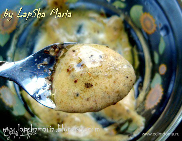 Подготовим заправку. В миску кладем горчицу и травы. Помешивая ложкой или вилкой вводим тонкой струйкой оливковое масло, как бы вмешивая в горчицу. Так получается однородный соус.