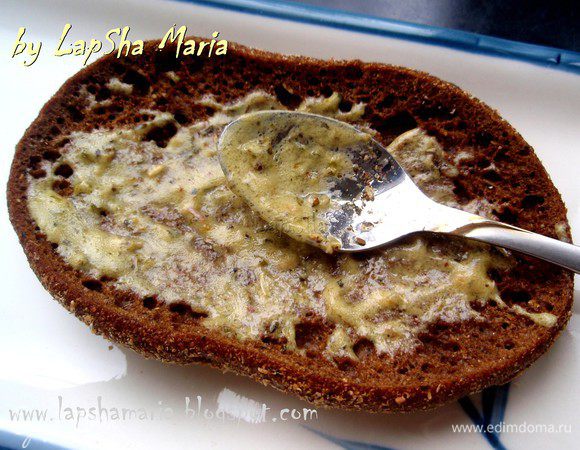 Хлебцы подсушиваем в тостере или в духовке. Смазываем один кусок половиной соуса.