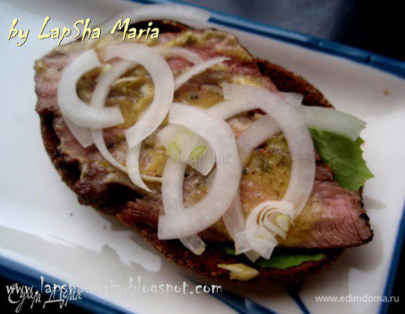 Далее идут очень тонкие полукольца лука. Салатный лук не такой ядреный как обычный репчатый, но придает сэндвичу изюминку, поэтому очень вам советую его положить.