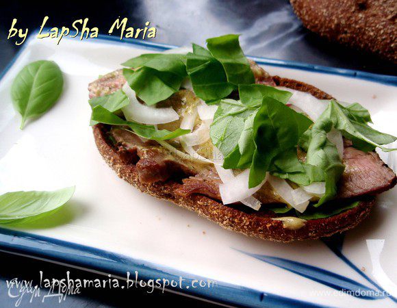 Базилик порвем на кусочки руками и выкладываем поверх лука.