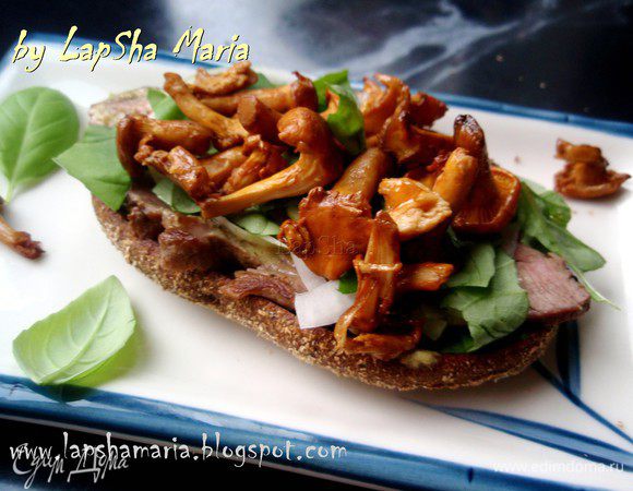 Лисички как обычно хорошо моем, обжариваем сначала на сухой сковороде, пока не выйдет влага, затем добавляем масла и обжариваем минут 5 до легкой золотистости. Выкладываем лисички на базилик и сверху прикрываем вторым кусочком хлеба. Если вам хочется, можно добавить ломтик плавленного сыра, будет тоже вкусно! 