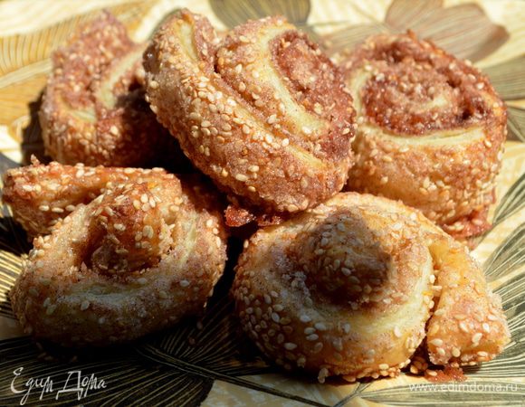 Присыплем оставшейся смесью. Дадим остыть и подаем к столу. Приятного аппетита.