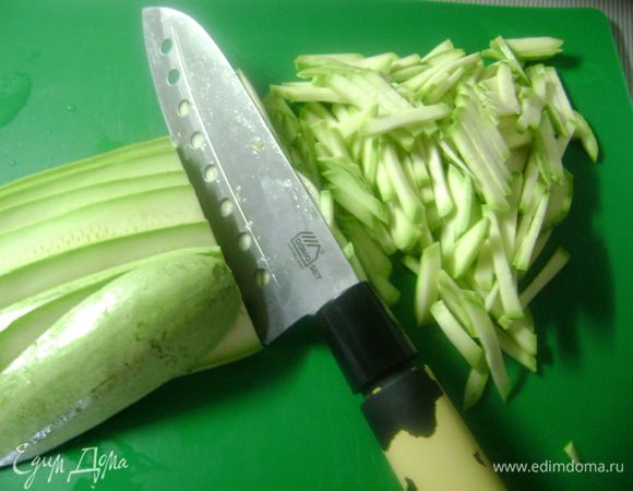 Кабачки и морковь нарезать вдоль тонкими пластинками и нашинковать их полосками. 