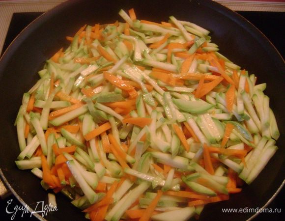 На разогретой сковороде с растительным маслом пассеровать овощи на среднем огне 10 мин. 