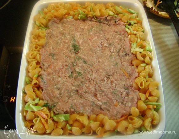 Выложить в центр пирога из макаронных изделий и прижать. 