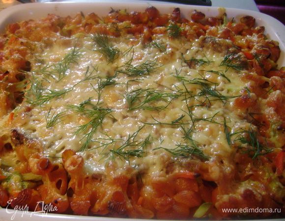 Накрыть форму фольгой и отправить в духовку на 20 мин. Затем вынуть форму, снять фольгу, посыпать сыром и отправить ещё на 25-30 мин.
...приятного аппетита! 