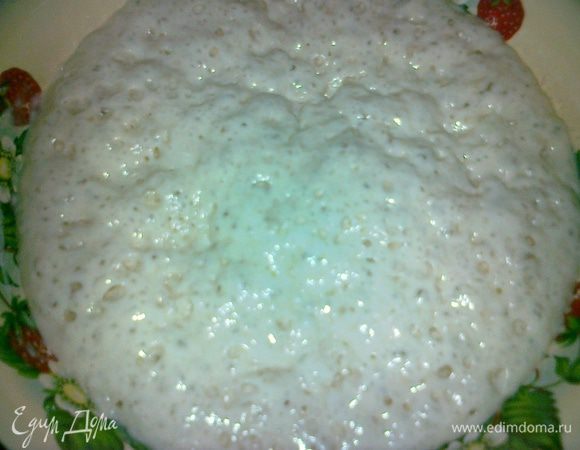 делаем живые дрожжи,берем 1 ст.л.молока,дрожжи,1 ч.л.сахара и 2 ст.л.муки и перемешиваем,ставим на подход,пока не подойдут как на фото