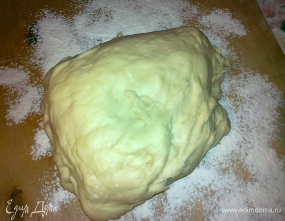 теперь из всех остальных ингридиентов,кроме ванильного сахара,замешиваем тесто с живыми дрожжами и ставим на подход на 35 мин