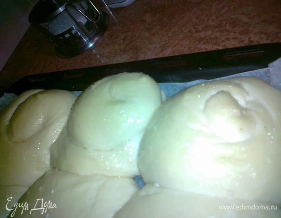 теперь делим тесто на одинаковые части,с каждой части делаем жгутик,который затем сварачиваем в булочку и ставим на подход на 1-1.5 часа,булочки должны увеличиться втрое