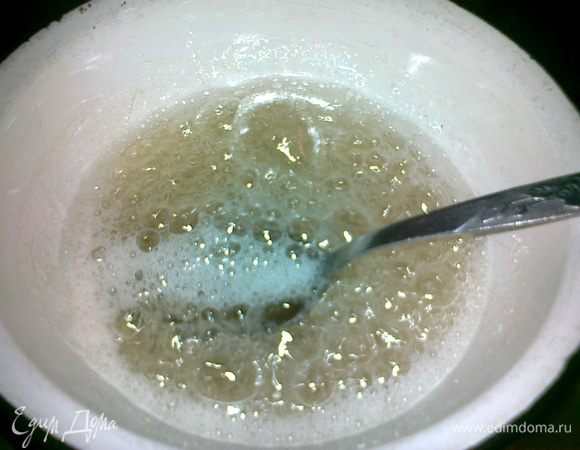 тем временем наш ванильный сахар ложим в мисочку,добавляем 2 ст.л.воды и варим на слабом огне до растворения сахара,остуживаем