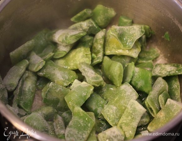Теперь займемся фасолью. Разогрейте оливковое масло в сотейнике. Положите туда фасоль и тушите, пока фасоль не станет мягкой.