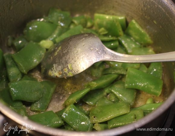 Добавьте в фасоль соль, тимьян. Не забудьте помешивать, пока не приготовится.