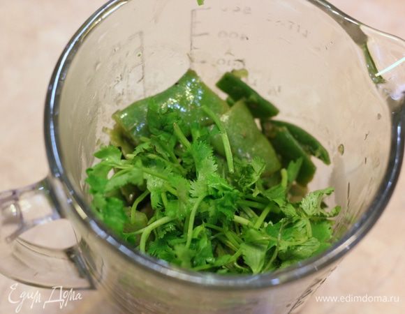 Убедитесь, что фасоль стала очень мягкой. Поместите в мерный стакан. Добавьте кинзу.