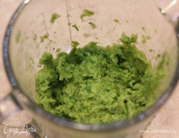 Размелите фасоль с кинзой. Не старайтесь размолоть очень тщательно. Если останутся кусочки - тоже будет хорошо.